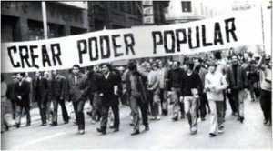 Manifestation du 1ermai 1973 à Santiago (Chili). Unis mais sans armes, les travailleurs chiliens subirons la violence de la dictature de Pinochet. 