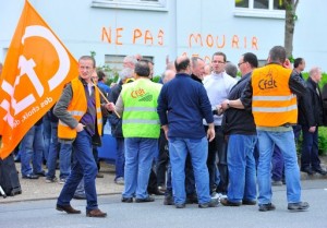 Manifestion des employés de l' entreprise Lohéac contre le licenciement de 78 personnes avec le soutien des salaries de Petroplus, eux aussi menacés de licenciement.  Photo : JEAN MARIE THUILLIER 