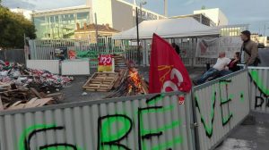 Le piquet de grève au centre de traitement des déchets d'Ivry le 15 juin 2016